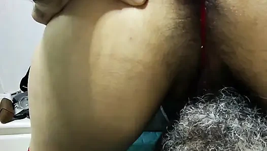 Temizlik görevlisini karımın iç çamaşırını denerken keşfettim ve hiçbir şey söylemesem almama izin vermeyi kabul etti