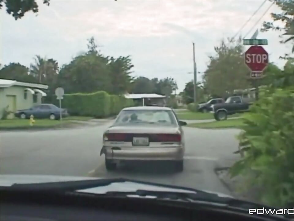 EdwardJames парень-курьер, Tray Miller наклоняется и подчиняется писсингисту бандиту