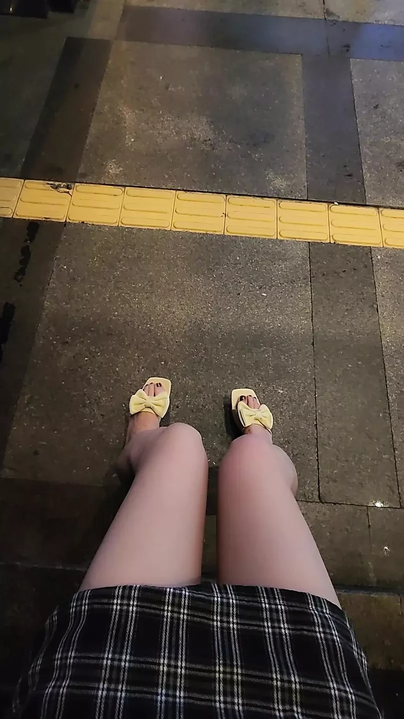 야외에서 산책하고 오줌을 싸는 쉬멜 팅수안.
