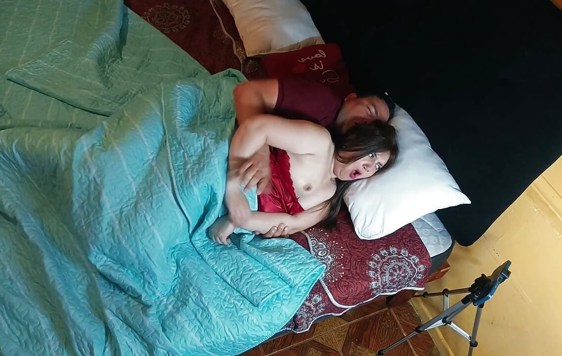 Ich teile ein bett mit meiner stiefschwester, und wir ficken am ende.
