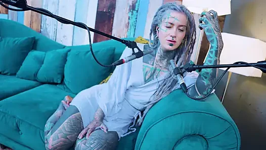 Ich spreche über L - LOVE - ASMR podcast SFW spricht goth dünnes mädchen dreadlocks tattoo-modell inked mädchen