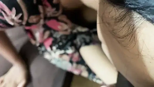 DESI-MODEL BEFRIEDIGE IHREN REGISSEUR