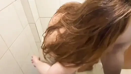 Üvey kızı mastürbasyon yaparken yakalandı, sonra bana sakso çekiyor