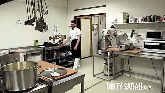 Sarah si cewek sange ini lagi asik muasin memeknya pakai di dapur (sarah yang bejat)