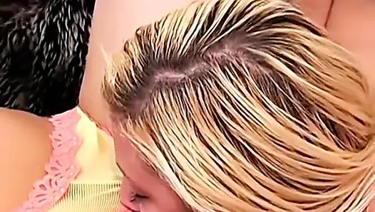 Hunni и Cali трение до оргазма