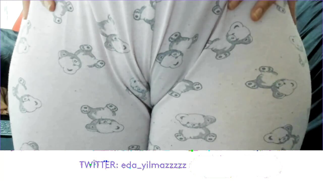 CAMELTOE-肿胀的阴户-用睡衣摩擦阴户
