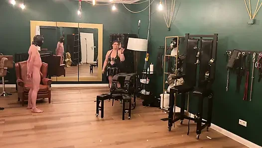 Латекс-доммы растягивают широко раскрытую задницу связанной рабыни