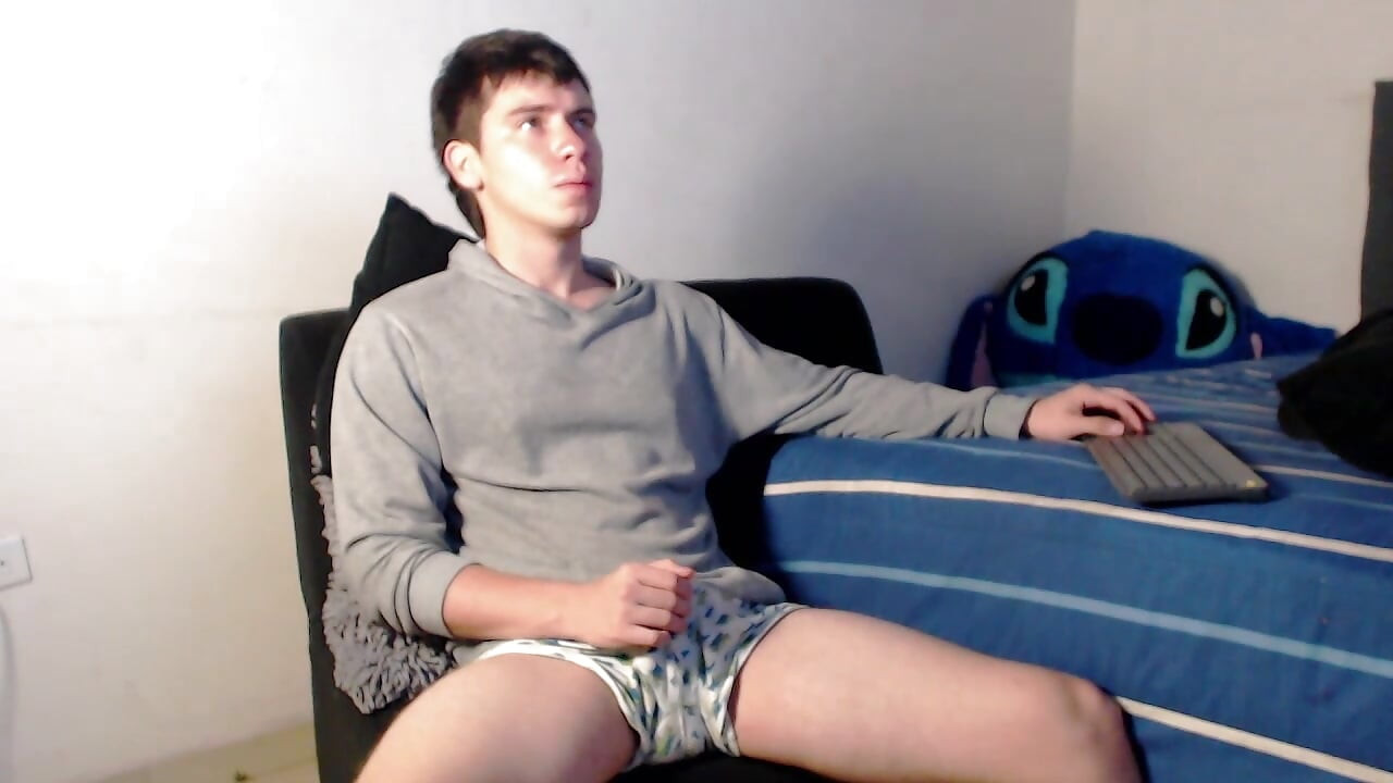 Latino dengan zakar lazat sepanjang 18 cm