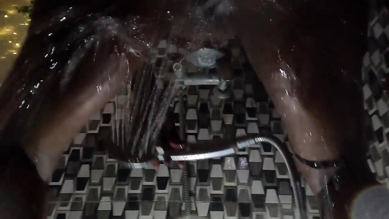Keseronokan bunga sendiri di bilik mandi