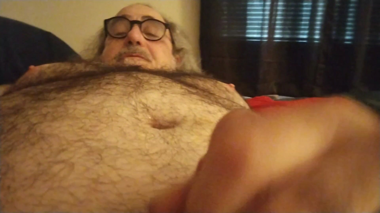 A meleg fiú szeret meztelen lenni