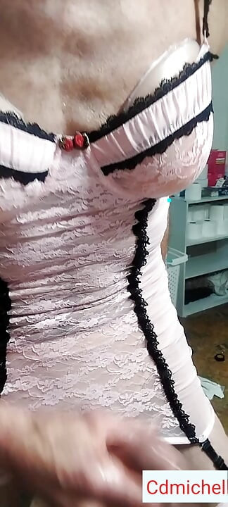 Cdmichelle穿着白色性感内衣玩弄鸡巴直到大量精液