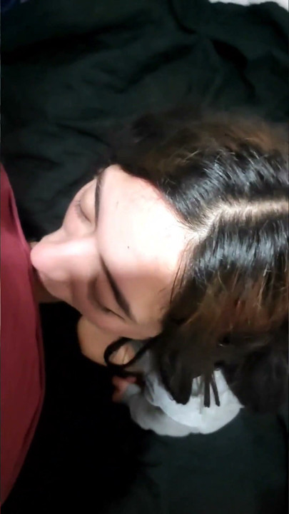我走進朋友房間，她讓我無套插入她，還把精液吞下去。| 片段 3