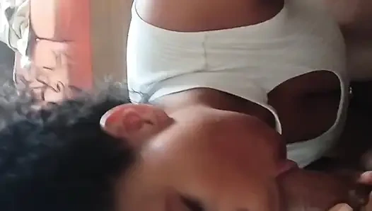 Айви делает минет своей подруге, которая только что вышла из тюрьмы