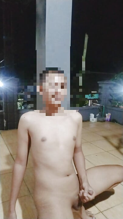 At night I masturbate outdoors in a relaxed manner