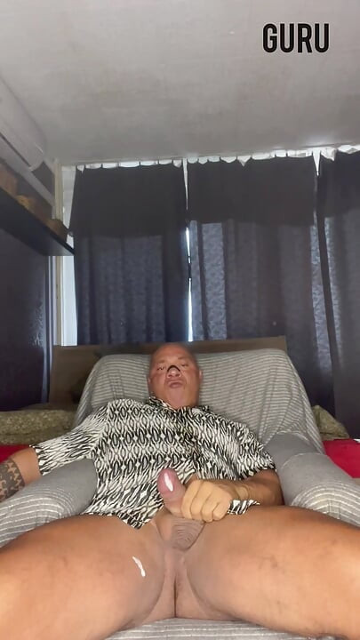 Gospodin Guru. Seksi bodybuilderica drka kod kuće