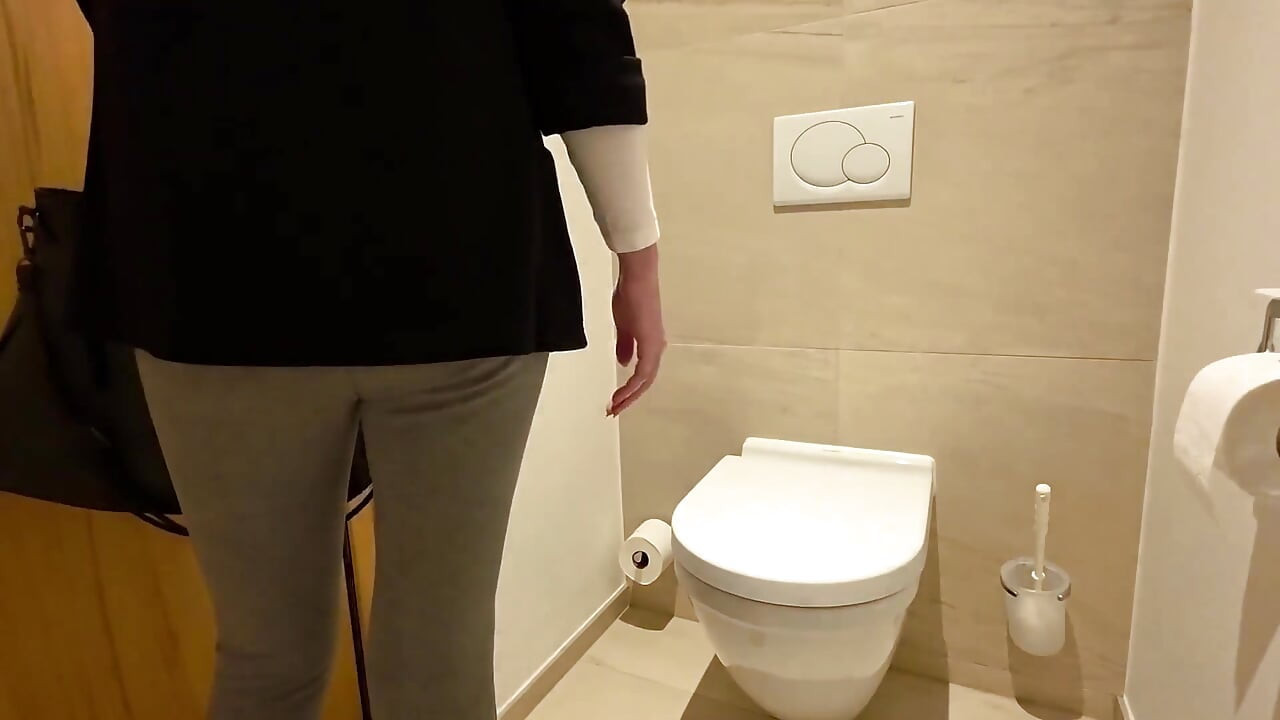 Bosku nggak berhenti menggoda orang yang nggak boleh ngeliat apa yang terjadi di toilet kantor