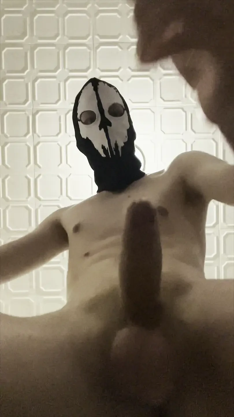 7 palců (18 cm) sexy pták vlastněný maskovaný štíhlým twinkem. Intenzivní masturbace na baterku, sténání.
