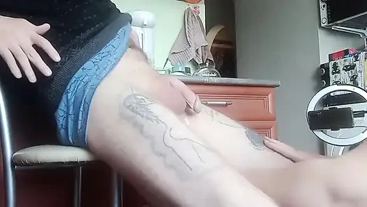 Şişman bir kadın çıplak mutfakta boşalmak için yarağımı sıvazlıyor