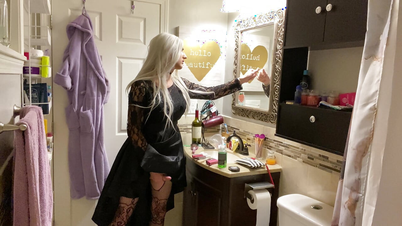 Emo Crossdresser Puts on Buttplug and Jerks off