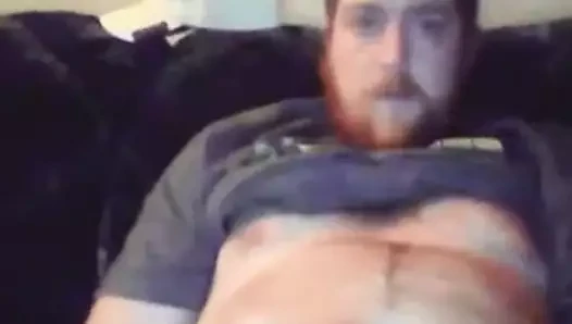 Ayı boşalana kadar okşuyor