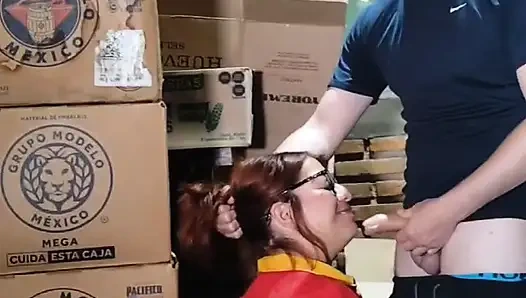 Kassiererin und ihr chef im keller