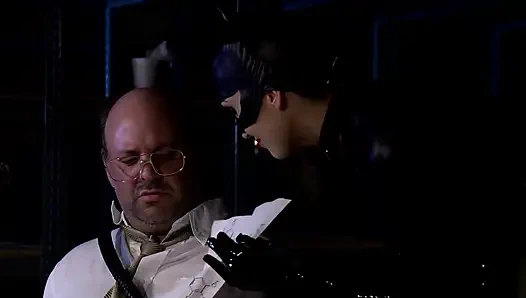 Женщина-кошка помогает Джокеру сбежать из тюрьмы и позволяет ему ебать ее