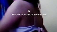 Une fille surprise en train de montrer ses seins lors d'un appel vidéo