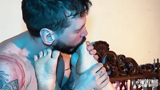 Gairah di kakinya: pasangan berhubungan seks dengan jejak kaki yang kuat dan sensual