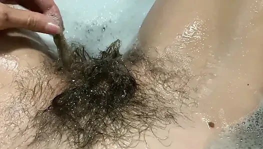 Memek berbulu di bawah air di bak mandi