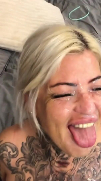 Δυνατή στιγμή από το "Homemade Milf Blowjob, facefuck and faceial"