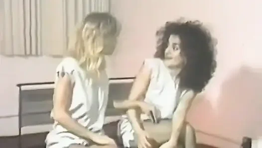 İki klasik hatun aldatan erkek arkadaşları için kavga ediyor