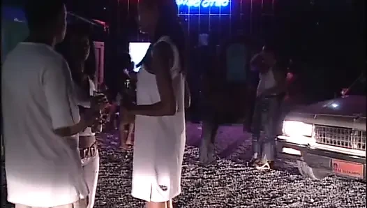 Klasik sürtükler için sert seks canavar siyah ve beyaz yaraklarla sikiliyor (tam film)