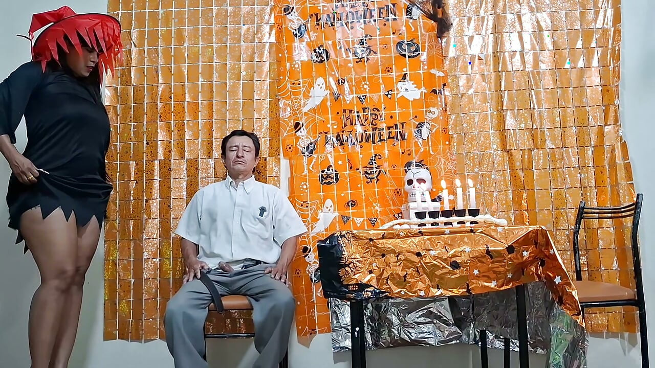 Fodendo uma bruxa linda, peituda e rabuda no Halloween