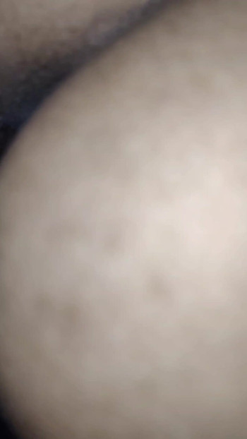 Mora se videti trenutak od "Chut me sperma chu gaya." Indijski novi seksi par uživa u medenom mesecu u Oyo sobi na terenu i odlazi.