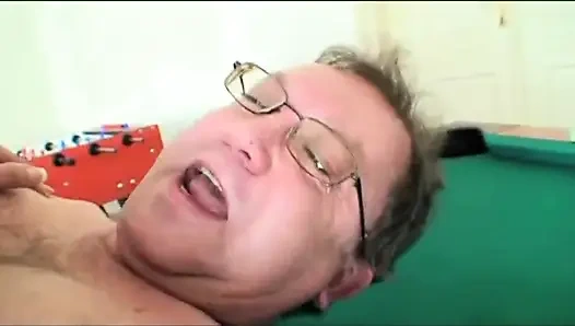 Yaşlı ve genç amcık 69 pozisyonunda amcık yalıyor... ağzına boşalma