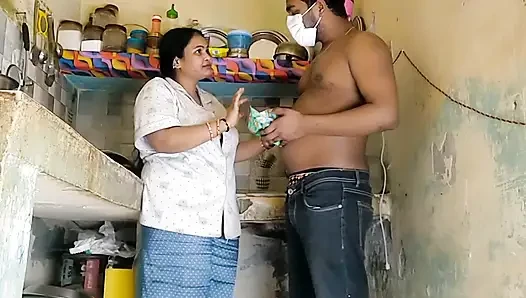 Kakak iparku mencubit pentil besar adik iparku di holi, seks liar di dapur