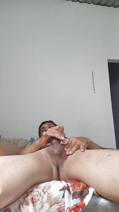 חברה יפה שואבת עמוק בגרון