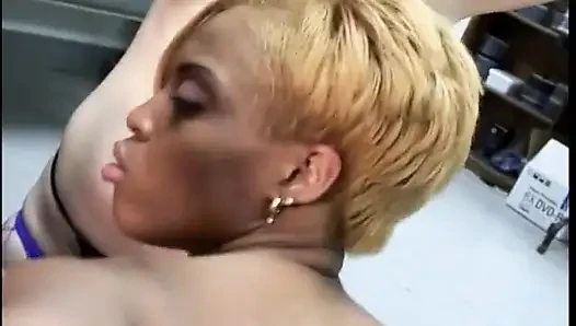Überlegenes blondes schwarzes schätzchen und ihre freundin bekommen schwanz in ihre löcher