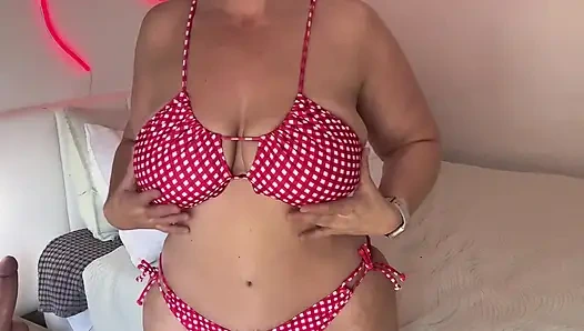 Çizmeler, bikini ve büyük memeli kovboy kız tarzı dildo sikişi
