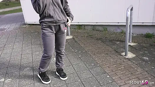 Alman izci - minik 43 kilo yarım Asyalı genç lore ilk kez oyuncu seçmelerinde sikişiyor