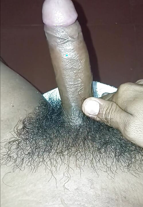 Peluda polla masturbación con la mano en el baño