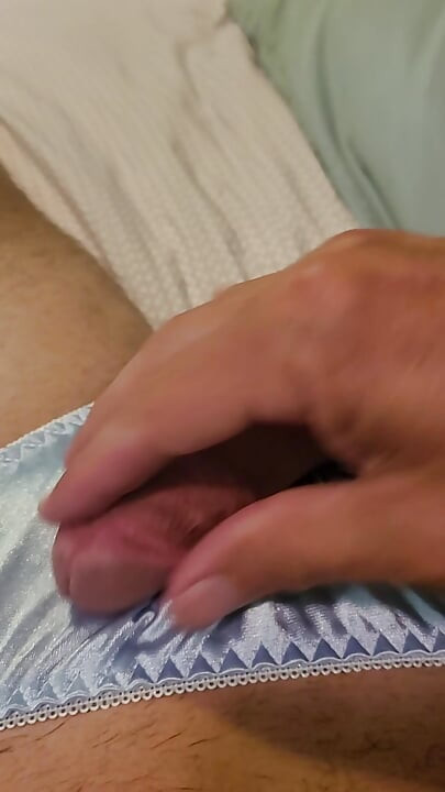 Sissy cuming in satin panties.