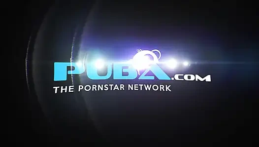 Natasha fickt ihren arsch mit einem lila spielzeug