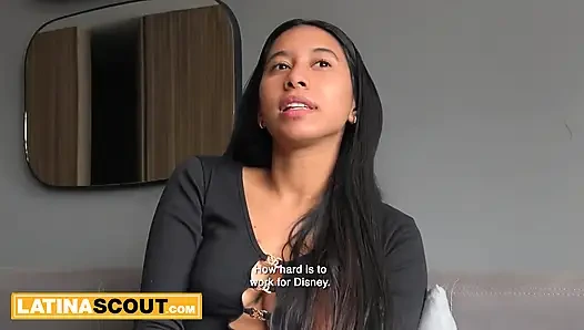 Büyük şişman götlü latin genç kız üstüne çıkıyor ve boşalana kadar büyük zenci yarağı üreticisine biniyor