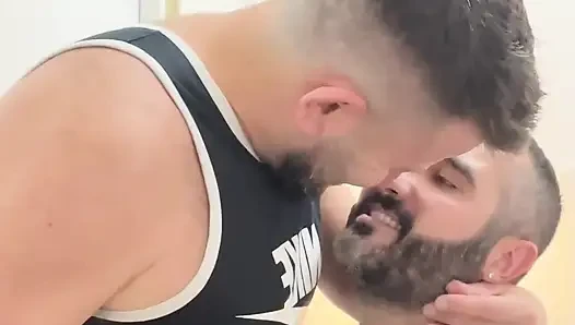 İtalyan ve İspanyol ayılar öpüşüyor