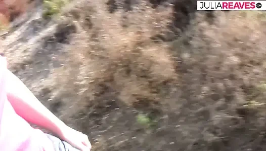 Sıska kaltak büyük bir yarak acımasızca götünü sikerken eğiliyor