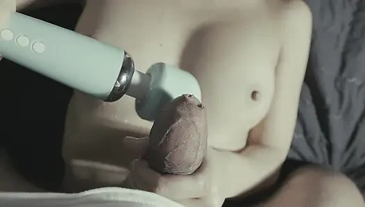 Pertama kali aku muasin memekku pakai vibrator untuk bikin dia crot pelan-pelan, sampai aku crot banyak banget!
