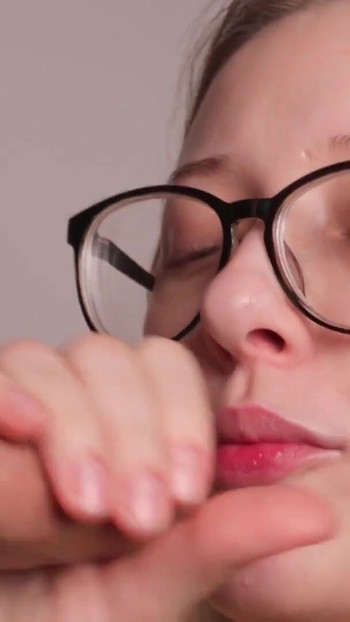 Καυτή ξανθιά ρουφάει ένα μεγάλο πούτσο και χύνει βαθιά στο λαιμό της σε κοντινό πλάνο! | Κλιπ 1