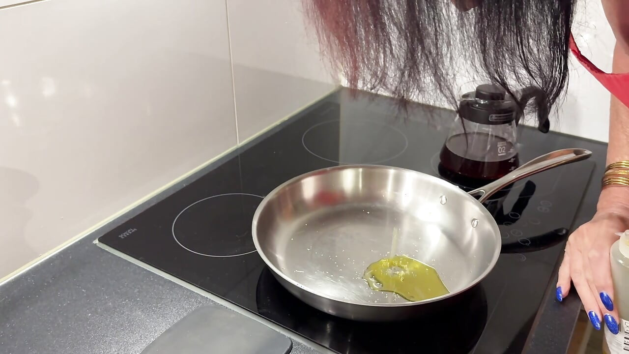Trans Mistress Naomiperv Makes Breakfast for You Using a Speculumher Slave.