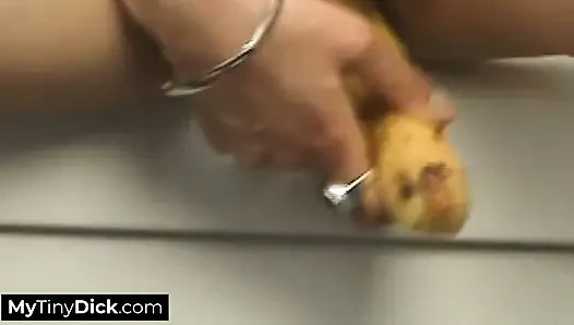 Sie befriedigt sich vor dem tiny schwanz-treffen mit einer banane